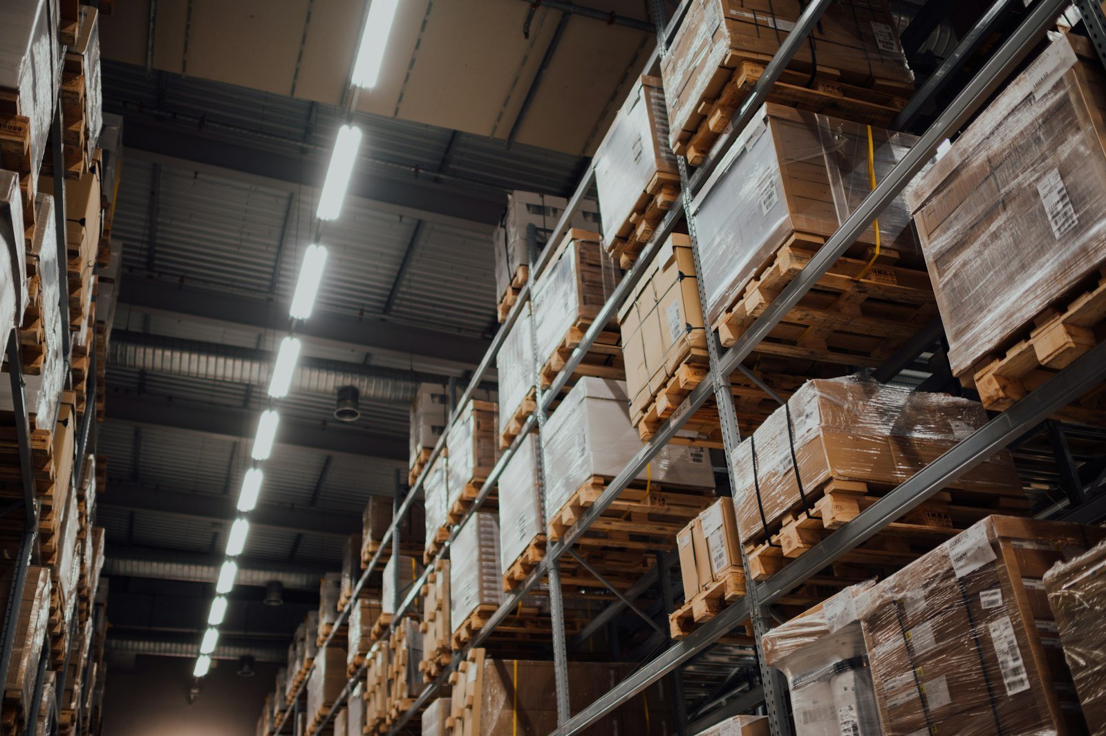 Iluminação industrial: por que trocar por LED às vezes piora o galpão