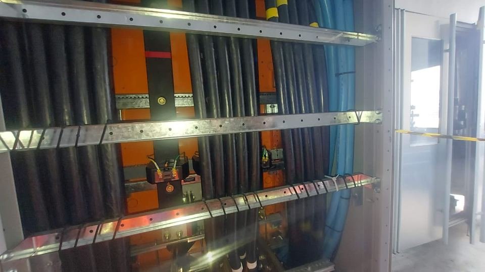 Barramento blindado de infraestrutura elétrica industrial instalado pela Maxtec