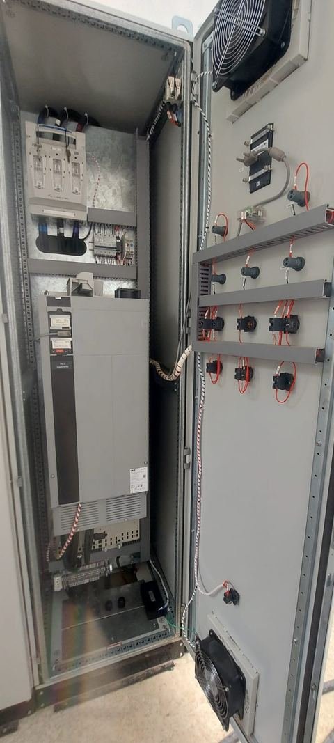 Retrofitting de máquina industrial com substituição de inversor de frequência executado pela Maxtec