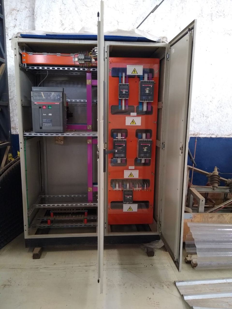 Montagem de quadro QGBT em obra de elétrica industrial executada pela Maxtec