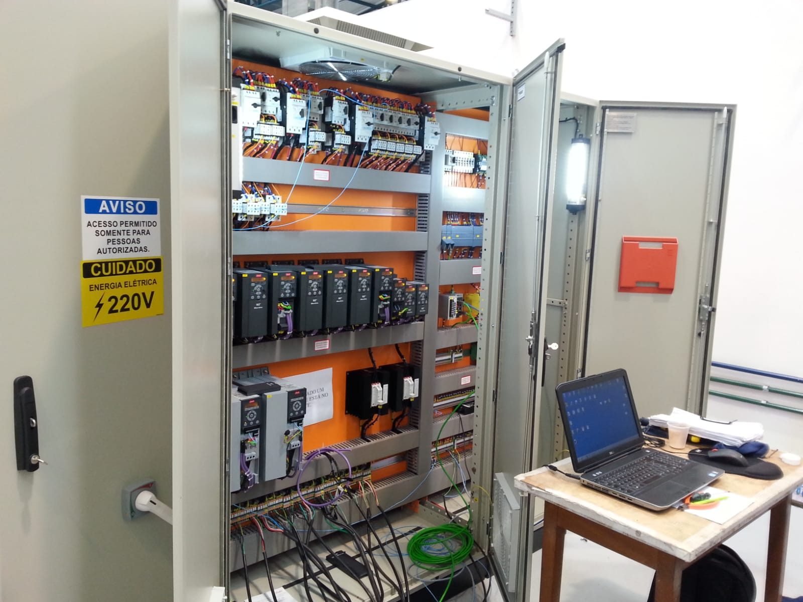 Técnico da Maxtec em comissionamento de centro de controle de motores com inversores de frequência
