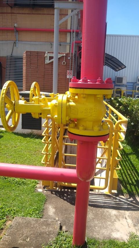 Montagem de tubulação industrial em serviço de engenharia mecânica executado pela Maxtec