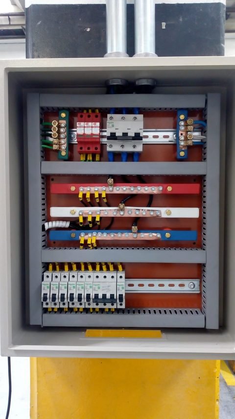 Quadro com dispositivos de proteção contra surtos e barra de equipotencialização instalado pela Maxtec
